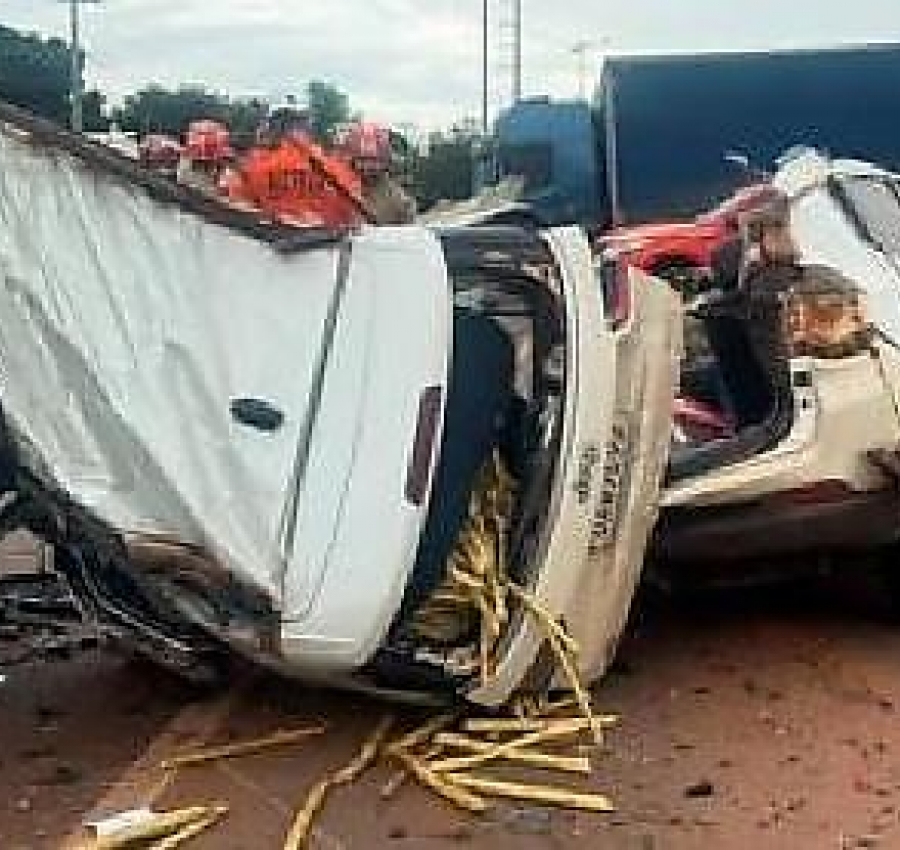 Casal morre na hora após batida brutal entre carro e caminhão na BR-163