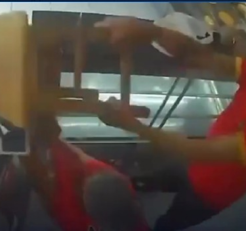 Cliente com faca ataca mulher em padaria, mas funcionário impede o ataque