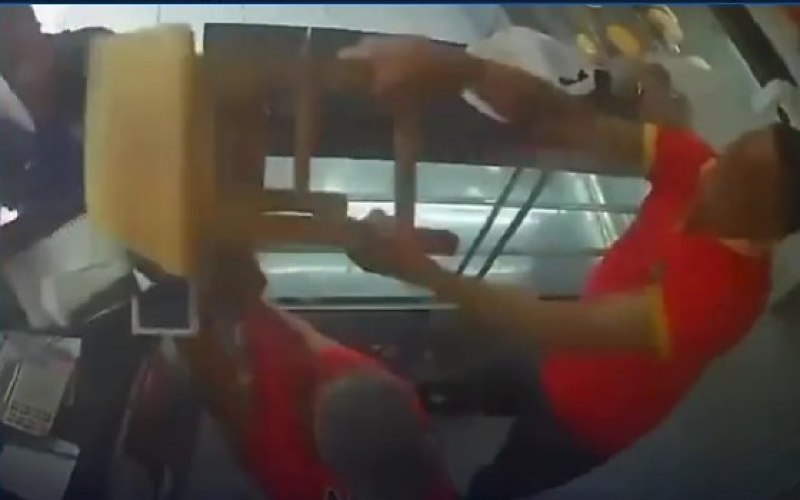 Cliente com faca ataca mulher em padaria, mas funcionário impede o ataque