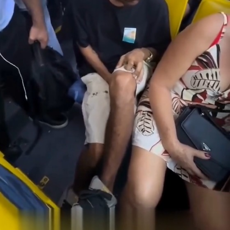 Tarado é flagrado tentando abusar de mulher que dormia em ônibus