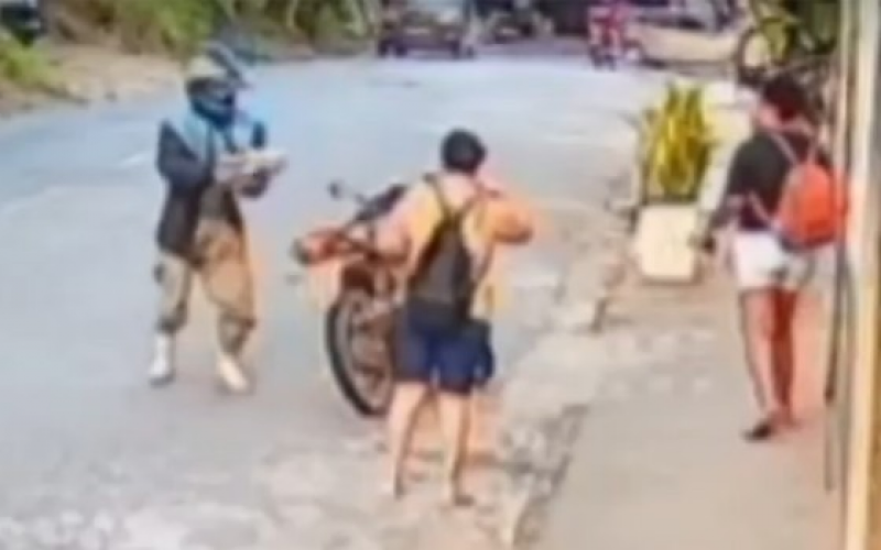 Homem tenta matar ex com machadinha e acaba morto por pedestre