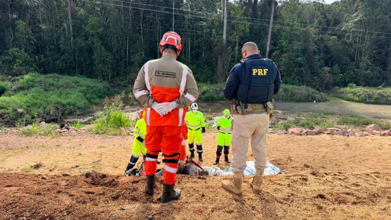 Duas pessoas morrem em batida entre carreta e moto na BR-163