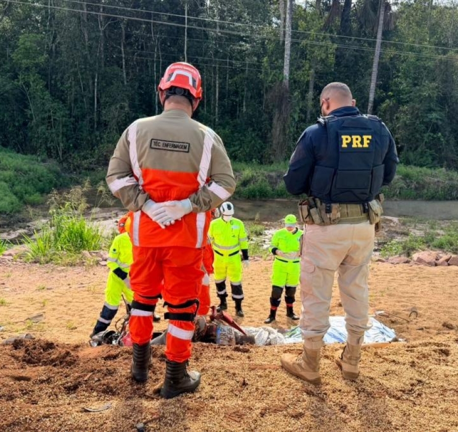 Duas pessoas morrem em batida entre carreta e moto na BR-163
