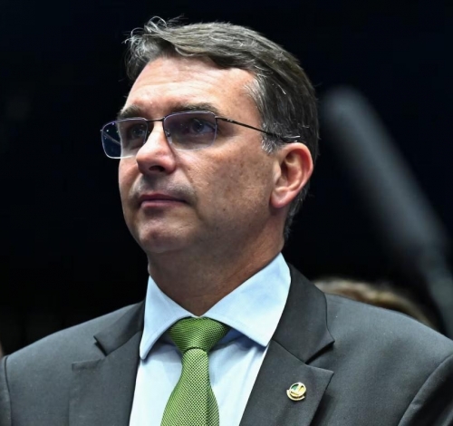 Cúpula do PL tenta trazer Flávio Bolsonaro a Cuiabá, mas agenda fica restrita a Sinop