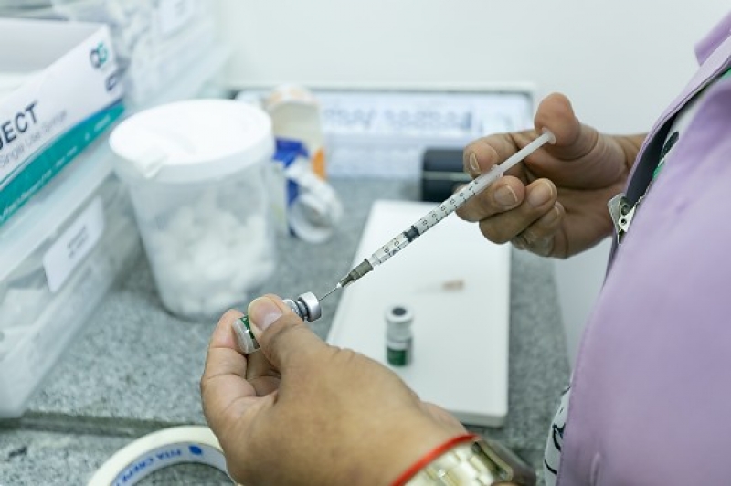 Ministério da Saúde suspende vacina da dengue após mortes e reações graves sob investigação