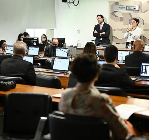Menores infratores poderão ser internados por 10 anos