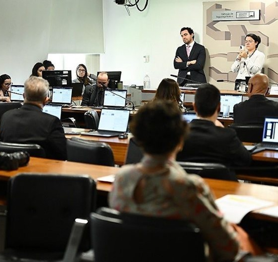 Menores infratores poderão ser internados por 10 anos