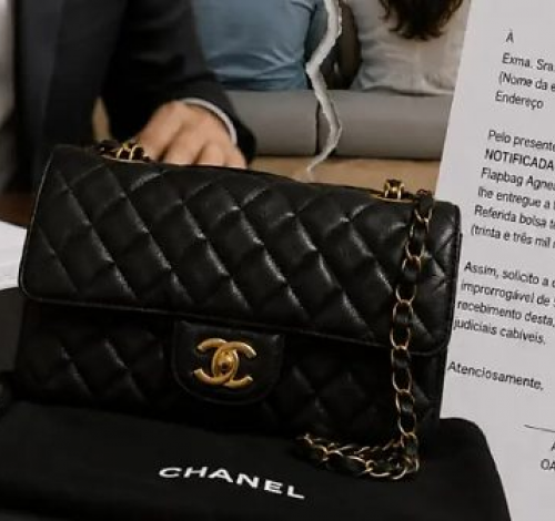 Ex-marido exige devolução de bolsa Chanel dada durante casamento