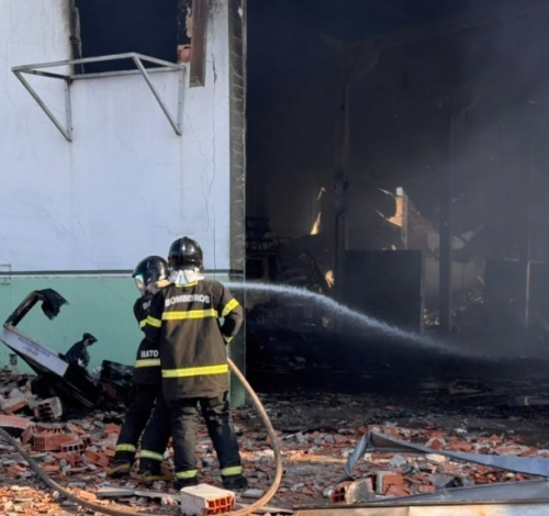 Incêndio em galpão da Educação de Várzea Grande gera suspeitas após fiscalização de vereadores