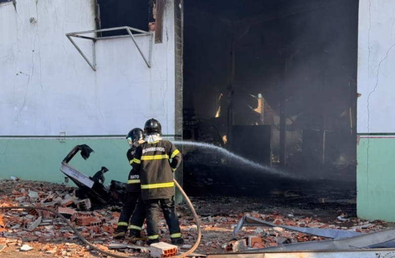 Incêndio em galpão da Educação de Várzea Grande gera suspeitas após fiscalização de vereadores