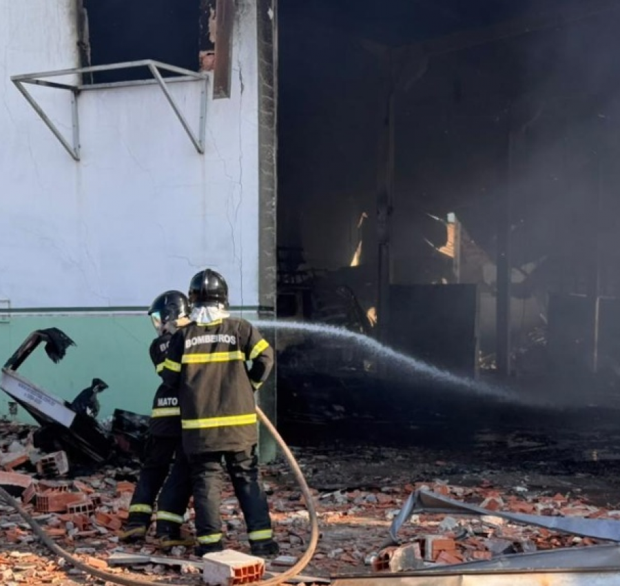Incêndio em galpão da Educação de Várzea Grande gera suspeitas após fiscalização de vereadores