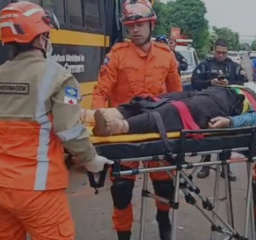 Jovem fica em estado grave após moto ser atingida por ônibus escolar em Sinop