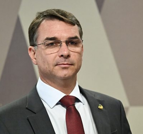 Governo federal não participará de audiência sobre tarifa de 25% contra produtos brasileiros; Flávio Bolsonaro confirma presença nos EUA