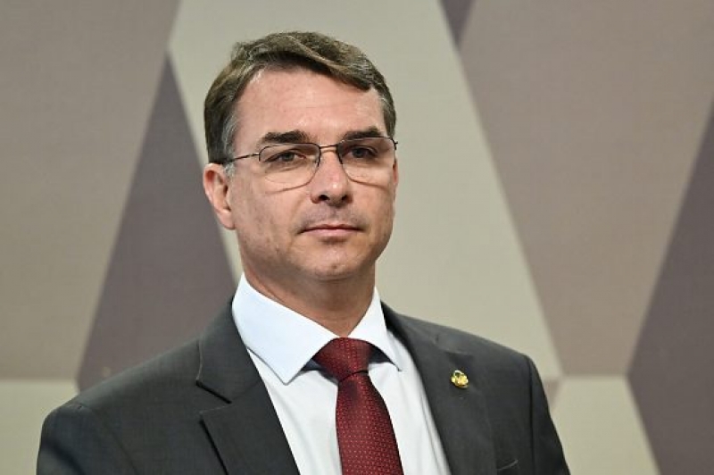 Governo federal não participará de audiência sobre tarifa de 25% contra produtos brasileiros; Flávio Bolsonaro confirma presença nos EUA