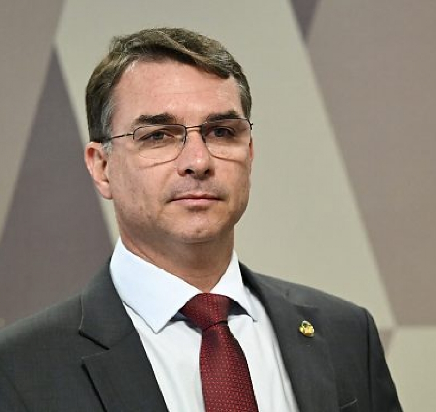 Governo federal não participará de audiência sobre tarifa de 25% contra produtos brasileiros; Flávio Bolsonaro confirma presença nos EUA