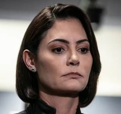 Michelle Bolsonaro deixa de seguir enteados nas redes sociais
