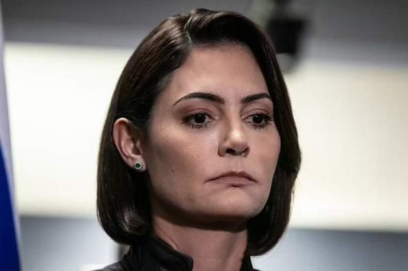 Michelle Bolsonaro deixa de seguir enteados nas redes sociais