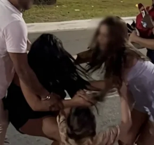 Mulheres caem na porrada por presente de Deus