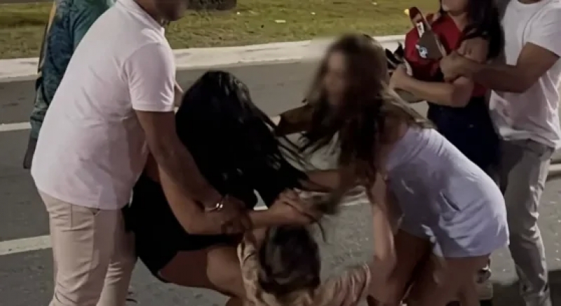 Mulheres caem na porrada por presente de Deus