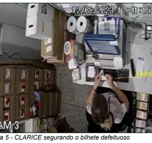 Imagens mostram funcionária retirando bilhete premiado de cofre em lotérica de Sinop