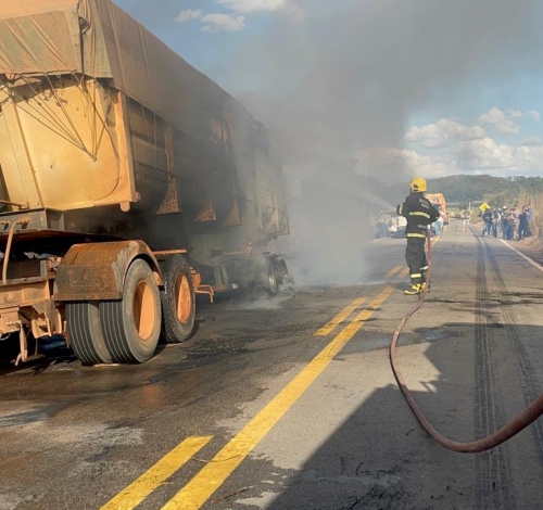 Bombeiros controlam incêndio em carreta carregada com milho na MT-322, em Matupá