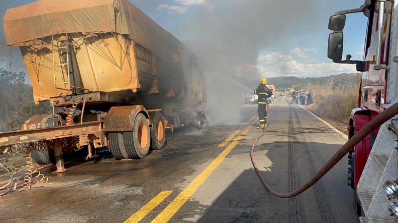 Bombeiros controlam incêndio em carreta carregada com milho na MT-322, em Matupá