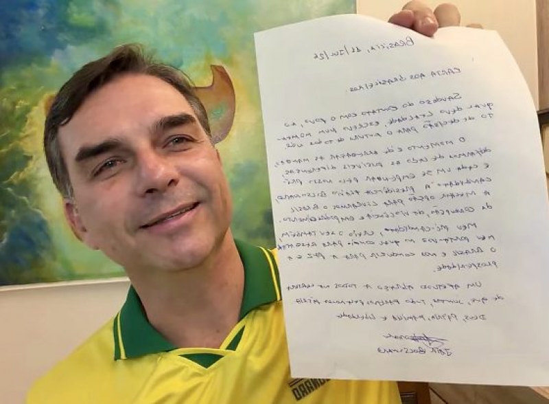 Bolsonaro convoca união da direita, oficializa Flávio como porta-voz e pede mobilização nacional